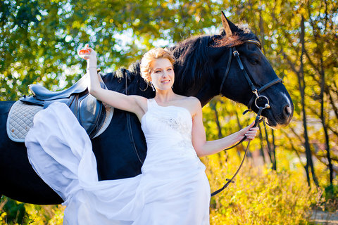 Невеста на лошади